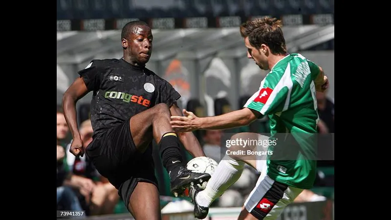 Cầu thủ Monchengladbach dũng cảm tiến về phía cầu môn đối phương trước sự can thiệp của…